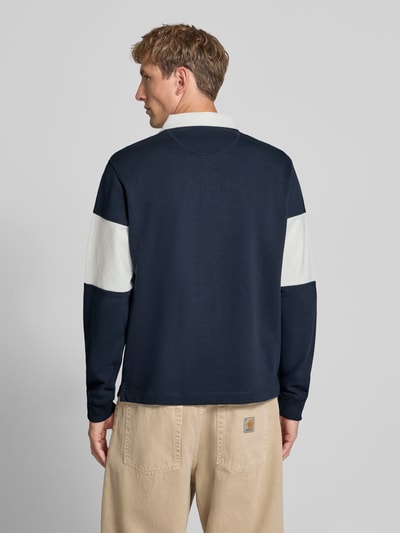 Männermodel trägt Regular Fit Poloshirt mit Label-Stitching Modell 'FREDERIKSBERG' von JACK & JONES in Navy und Weiß, Colour-Blocking, Langarm, Rückenansicht, Ganzkörperansicht Rückansicht, reine Baumwolle
