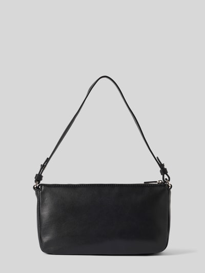 Produktfoto, czarna torebka Handtasche mit Logo-Prägung Modell 'RYKER' von LIEBESKIND BERLIN z uchwytem, główna przegroda z zamkiem błyskawicznym, szerokość w rozmiarze 1: 24 cm, długość w rozmiarze 1: 13 cm, głębokość w rozmiarze 1: 5 cm, długość paska na ramię w rozmiarze 1: 51 cm, faktura gładka