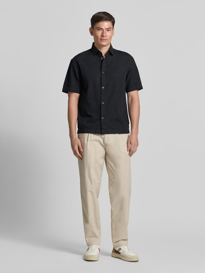 Männermodel trägt Straight Fit Chino aus Baumwoll-Mix von BOSS Orange in Beige, dezente Textur, Ganzkörperansicht von vorne.