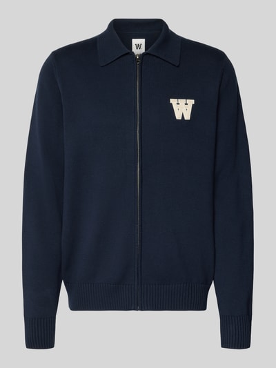 Produktfoto, navyblauer Regular Fit Cardigan in Strick-Optik Modell 'Tay' von Wood Wood, Umlegekragen, Reißverschluss, Logo-Stitching, reine Baumwolle, elastische Abschlüsse