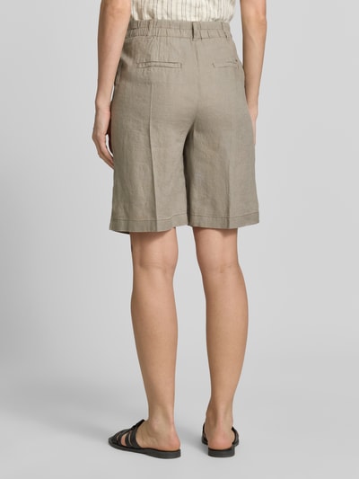 Frauenmodel trägt Leinenshorts mit Eingrifftaschen von Christian Berg Woman aus Reinem Leinen, Regular-Fit, Bügelfalten, Ganzkörperansicht Rückansicht.