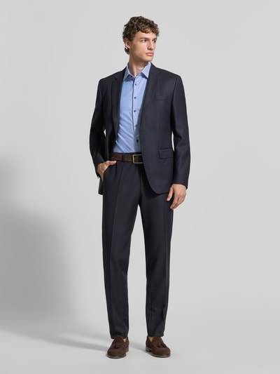 Männermodel trägt Slim Fit Business-Hemd aus Baumwolle mit Kentkragen von Jake*s, hellblau, klassische Knopfleiste, Ganzkörperansicht von vorne.