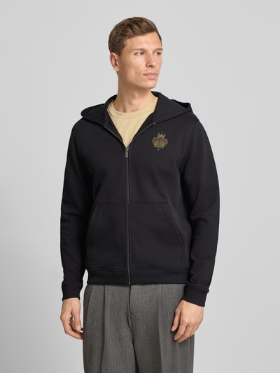 Männermodel trägt Regular Fit Sweatjacke aus reiner Baumwolle Modell 'ZIXI_CNY' von BOSS, Optik: Unifarben, Materialverarbeitung: Sweat, Ganzkörperansicht von vorne.