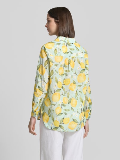 Frauenmodel trägt Regular Fit Bluse im Allover-Look von Oui aus reiner Baumwolle mit Hemdblusenkragen und Knopfleiste, Ganzkörperansicht Rückansicht.