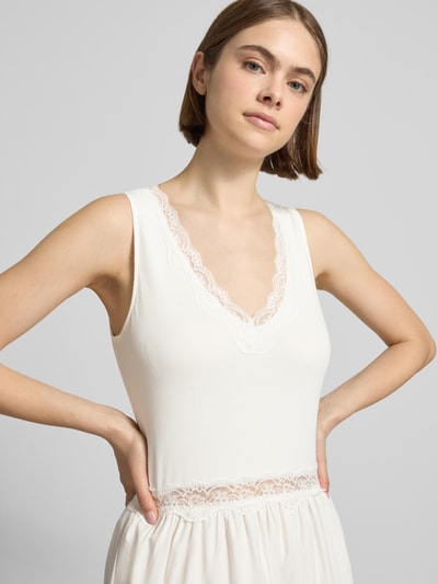 Frauenmodel trägt Midikleid mit Spitze Modell 'Nami' von OH APRIL, weiß, V-Ausschnitt, Baumwoll-Mix, Nahaufnahme Oberkörper.