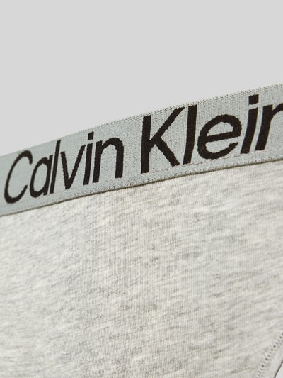 Produktfoto, String mit Label-Bund Modell 'MAX' von Calvin Klein Underwear aus gewachster Baumwolle in Grau mit elastischem Bund und feiner Textur.