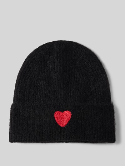 Produktfoto, schwarze Mütze mit Woll-Anteil von Jake*s Casual, auffälliges rotes Herz-Motiv, weiche Textur, Vorderansicht.