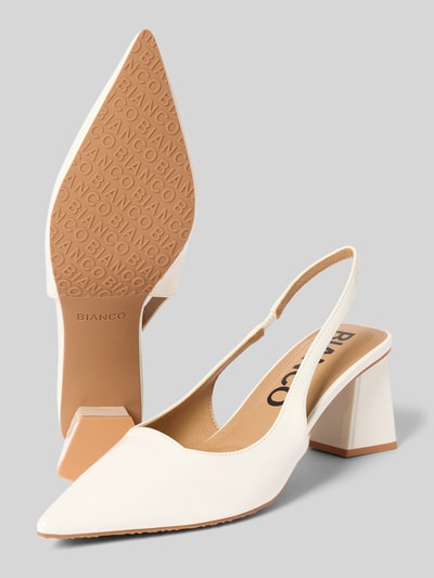 Produktfoto, Pumps mit Blockabsatz von BIANCO in Creme, vorne spitz, elastischer Riemen, Blockabsatz 6 cm, glatte Oberfläche