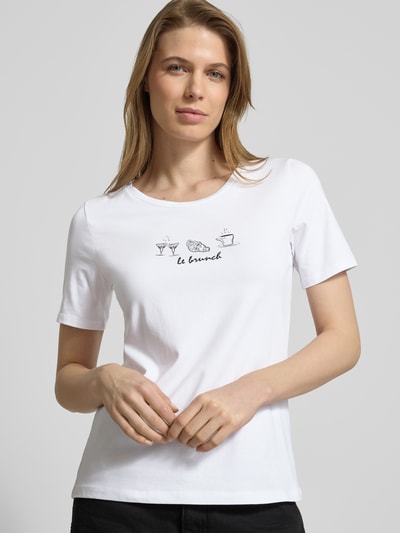 Frauenmodel trägt T-Shirt mit Motiv-Print von More & More, weiß, Baumwoll-Elasthan-Mix, Regular-Fit, Rundhalsausschnitt, Nahaufnahme Oberkörper. Rückenlänge bei Größe 36: 61 cm.