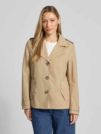 Frauenmodel trägt Regular Fit Jacke mit Reverskragen von Christian Berg Woman Selection, beige, Material-Mix mit Baumwoll-Anteil, Eingrifftaschen, durchgängige Knopfleiste, Rückenlänge 66 cm, Schulterbreite 40 cm, Brustweite 50 cm, Ärmellänge 62 cm, Ganzkörperansicht von vorne.