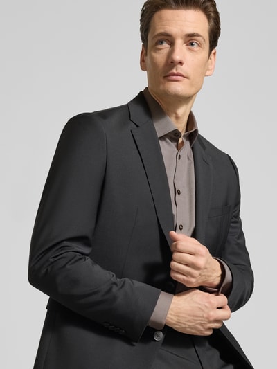 Männermodel trägt Slim Fit Freizeithemd mit Kentkragen von OLYMP Level Five im Braunton, Baumwoll-Mix, Langärmelig, Nahaufnahme Oberkörper.