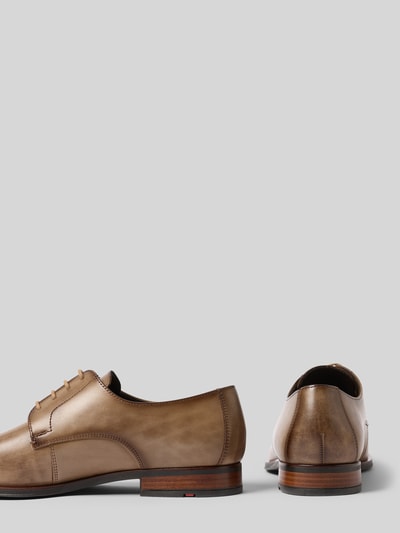 Produktfoto, Derby aus Leder Modell 'CORE PLUS' von Lloyd in Braun mit glatter Sohle und abgerundeter Spitze, elegantes Design, Größe 44, Absatzhöhe 3 cm, Schafthöhe 7 cm, Schaftweite 6 cm, glatte Textur und Holzoptik am Absatz.