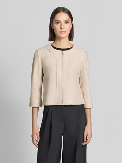 Frauenmodel trägt Regular Fit Kurzblazer aus Viskose-Woll-Mix von Betty Barclay in Beige mit glatter Textur, Ganzkörperansicht von vorne. Damen Kurzblazer von Betty Barclay.
