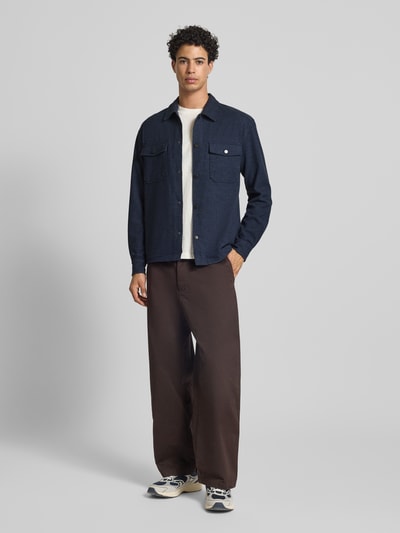 Männermodel trägt Regular Fit Hemdjacke mit Viskose-Anteil Modell 'MARK' von Only & Sons in Melange-Optik, Ganzkörperansicht von vorne.