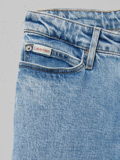 Calvin Klein Jeans Jeansy z szeroką nogawką i detalem z logo Niebieski 2