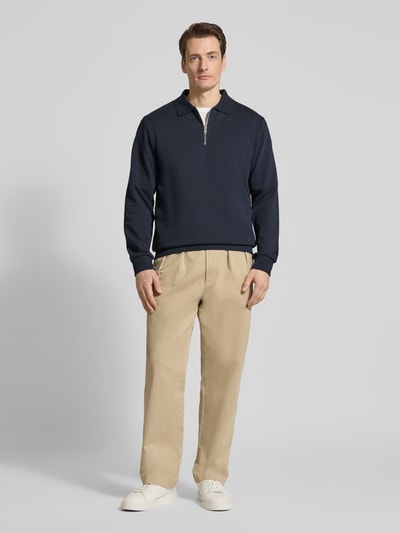 Männermodel trägt Sweatshirt mit Polokragen und Reißverschluss von Lindbergh aus Baumwoll-Mix, Regular-Fit, dunkelblau, Ganzkörperansicht von vorne.