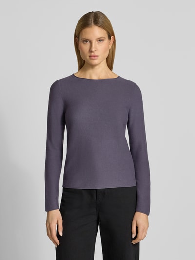 Frauenmodel trägt Regular Fit Strickpullover aus reiner Baumwolle von Marc O'Polo in Uni-Optik, Rundhals, langarm, Stricktextur, Ganzkörperansicht von vorne.