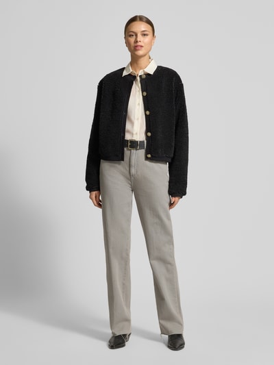 Vrouwenmodel draagt Jeans met 5-Pocket-Design van Marella, rechte snit, pure katoen, lichtgrijs, knoop- en ritssluiting, full-body vooraanzicht.
