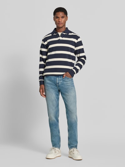 Männermodel trägt Slim Fit Jeans aus Baumwoll-Mix Modell 'ONYX-2-BO' von BOSS Orange, hellblaue Farbe, Ganzkörperansicht von vorne, Herren Slim Fit Jeans von BOSS Orange.