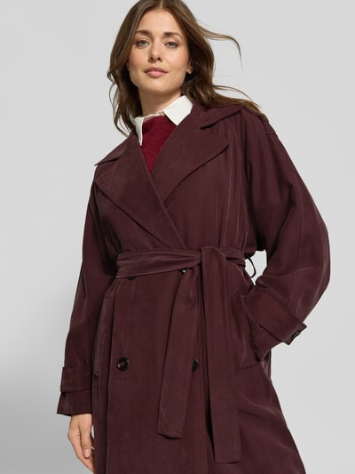 Frauenmodel trägt Regular Fit Trenchcoat aus Viskose-Mix von Jake*s Collection in dunklem Bordeaux, strukturierte Oberfläche, Nahaufnahme Oberkörper.