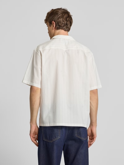 Männermodel trägt Relaxed Fit Freizeithemd aus reiner Baumwolle Modell 'Eligino' von HUGO, gestreift, Popeline, Rückenpasse, Ganzkörperansicht Rückansicht