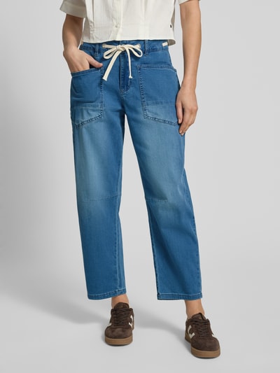 Frauenmodel trägt Barrel Fit Jeans mit Schnürung von Buena Vista aus blauem Baumwoll-Mix mit Stretch-Anteil, aufgesetzte Taschen, Nahaufnahme Oberkörper.