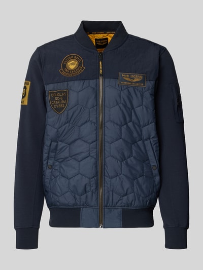 Produktfoto, Jacke mit Gerippten-Abschlüssen von PME Legend in Dunkelblau, Stehkragen, Reißverschluss, Label-Detail, Regular-Fit, Eingrifftaschen mit Druckknopfverschluss, strukturierte Oberfläche, Maße: Rückenlänge 70 cm, Schulterbreite 46 cm, Brustweite 57 cm, Ärmellänge 72 cm.