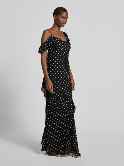 Frauenmodel trägt Maxikleid aus reiner Viskose von Self-Portrait, schwarz mit weißen Punkten, ärmellos, asymmetrisch, Rückenausschnitt, Ganzkörperansicht von vorne.