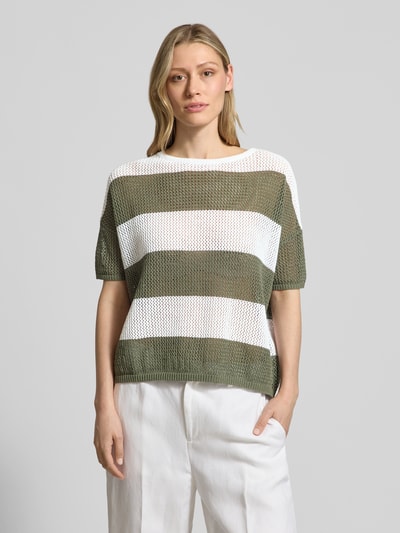 Frauenmodel trägt Strickshirt aus Leinen-Mix mit Rundhalsausschnitt von Luisa Cerano, Damen, Relaxed-Fit, 1/2-Arm, weiß-oliv gestreift, Strukturmuster, Ganzkörperansicht von vorne.