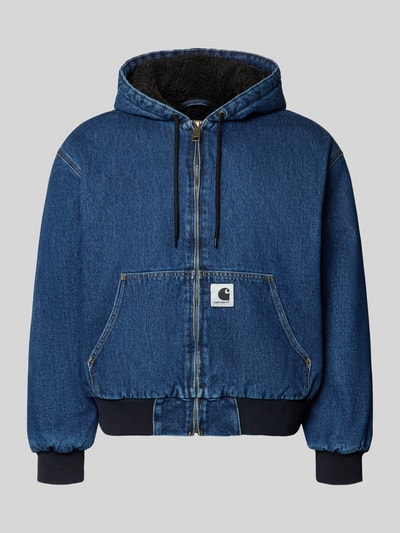 Produktfoto, Jeansjacke mit Kapuze und Reißverschluss von Carhartt Work In Progress aus reiner Baumwolle, blaue Farbe, sichtbare Känguru-Tasche und Label-Stitching, strukturierte Denim-Oberfläche, Regular Fit, schwarze Bündchen
