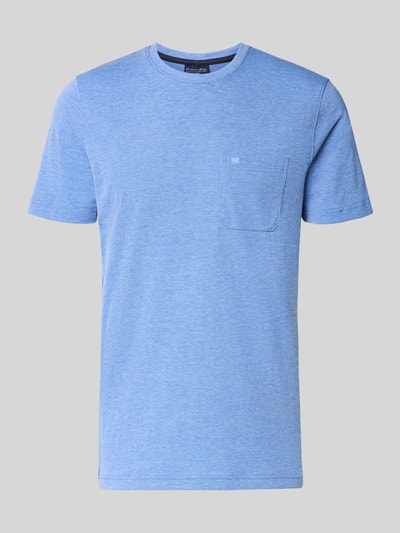 Produktfoto, T-Shirt mit Rundhalsausschnitt und Brusttasche von Christian Berg Men, Herren T-Shirt, Regular-Fit, Material-Mix mit Baumwoll-Anteil, blaue Farbe, feine Textur, Rückenlänge bei Größe M 72 cm.