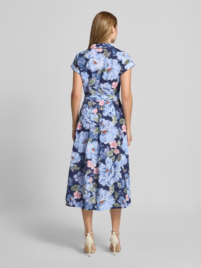Frauenmodel trägt Midikleid mit floralem Allover-Print von Oui aus Reine Baumwolle, Taillierte Passform, Falten-Optik, Rückenlänge 128 cm, Brustweite 42 cm, Ganzkörperansicht Rückansicht.