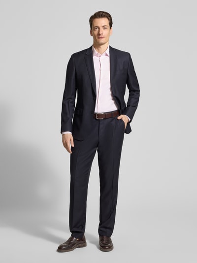 Męski model nosi Slim Fit Business-Hemd mit Kentkragen von Jake*s, mieszanka materiałów z dodatkiem streczu, listwa guzikowa, długość tyłu w rozmiarze 39/40: 71 cm, szerokość ramion w rozmiarze 39/40: 45 cm, długość rękawa w rozmiarze 39/40: 65 cm, jednokolorowy, pełen widok z przodu.