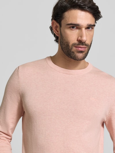 Männermodel trägt Regular Fit Pullover aus reiner Baumwolle von s.Oliver RED LABEL in zartem Rosa, Feinstrick, Rundhals, Nahaufnahme Oberkörper.