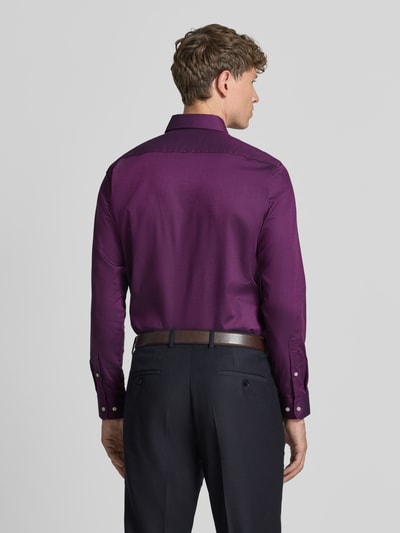 Männermodel trägt Regular Fit Business-Hemd mit Kentkragen van Christian Berg Men, paars katoen, lange mouwen, rugaanzicht, context: heren business-hemd, volledige knoopsluiting, ruglengte 78 cm, schouderbreedte 45 cm, mouwlengte 65 cm
