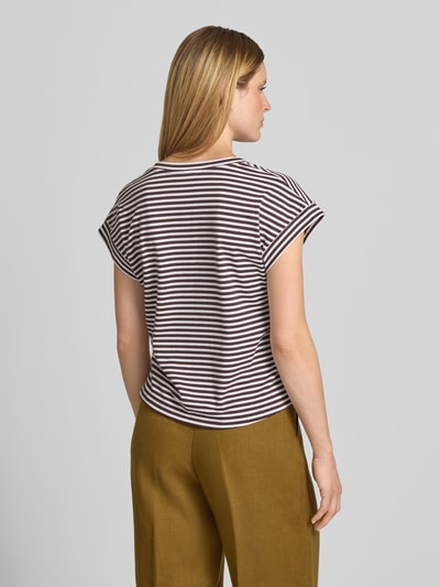 Frauenmodel trägt T-Shirt mit V-Ausschnitt von zero, braun-weiße Blockstreifen, Baumwoll-Mix mit Stretch, Regular Fit, Ganzkörperansicht Rückansicht.