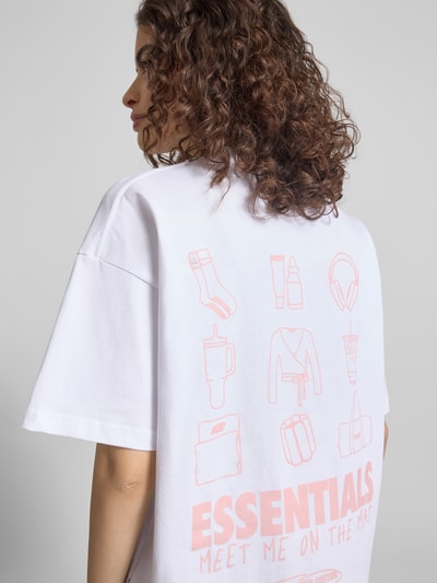 Frauenmodel trägt Relaxed Fit T-Shirt mit Logo-Stitching von ANOTHER COTTON LAB in Weiß mit rosa Print, reine Baumwolle, Rückenlänge 65 cm, Ganzkörperansicht Rückansicht.