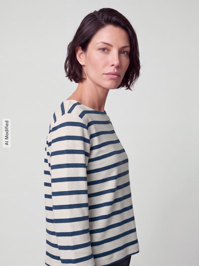 Frauenmodel trägt Sweatshirt mit U-Boot-Ausschnitt von S.OLIVER CASUAL aus reiner Baumwolle, gestreift im Allover-Muster, Regular Fit, Nahaufnahme Oberkörper, KI-modifiziertes Bild.