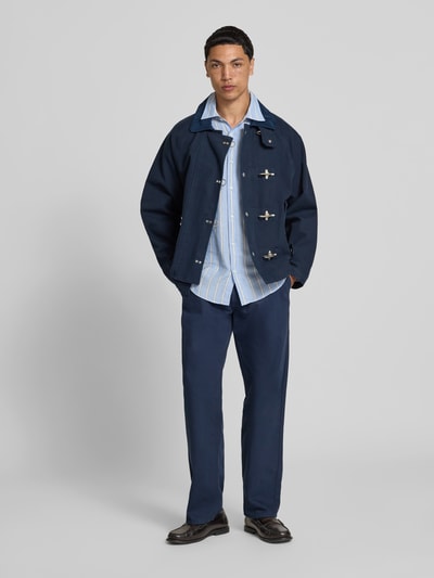 Männermodel trägt Jeans mit elastischem Bund von Forét in Dunkelblau aus Reine Baumwolle, Straight Fit, Ganzkörperansicht von vorne.