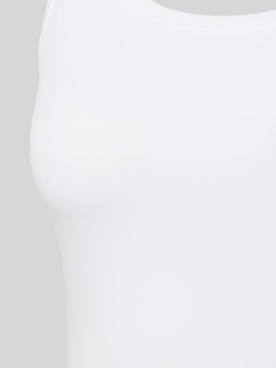 Frauenmodel trägt Slim Fit Top mit Allover-Animal-Print im 2er-Pack von Skiny aus Baumwoll-Mix mit Rundhalsausschnitt, Nahaufnahme Oberkörper.