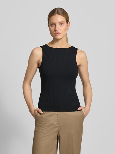Kobiece model nosi Slim Fit Tank Top aus Baumwoll-Mix Model 'RUBY' von Vero Moda, efekt: jednolity kolor, krój slim fit, dekolt w łódkę, szerokie ramiączka, wykończenie materiału: prążkowanie, mieszanka bawełny, widok całej sylwetki od przodu.