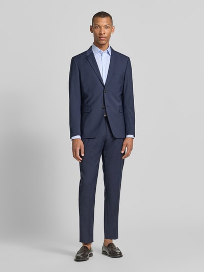 Männermodel trägt Slim Fit Business-Hemd mit Kentkragen von Jake*s in Hellblau, Reine Baumwolle, Ganzkörperansicht von vorne, Business-Look. Rückenlänge 78 cm, Schulterbreite 47 cm, Ärmellänge 66 cm, Knopfleiste, Sportmanschetten, abgerundeter Saum, verlängerter Rücken.
