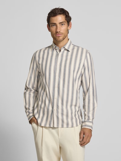 Männermodel trägt Regular Fit Freizeithemd aus Baumwoll-Lyocell-Mix von Marc O'Polo in Beige mit Streifenmuster, Nahaufnahme Oberkörper. Herren Freizeithemd.