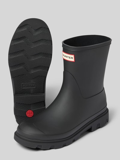 Produktfoto, Stiefel mit Logo-Detail von Hunter, czarny kolor, zaokrąglony czubek, gładka tekstura, profilowana podeszwa, krój zaokrąglony, wysokość obcasa 3 cm, wysokość cholewki 20 cm, szerokość w rozmiarze 40: 14 cm