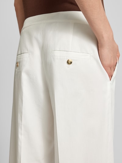 Frauenmodel trägt Relaxed Fit Hose mit Eingrifftaschen von Marc Cain, Baumwoll-Mix mit Stretch-Anteil, Nahaufnahme Rückansicht.