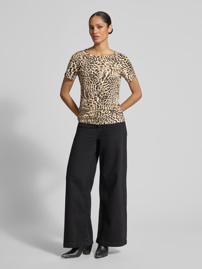 Frauenmodel trägt T-Shirt im Leo-Look mit Rundhalsausschnitt von monari, beigebraun gemustert, Regular Fit, Viskose-Elasthan-Mix, Ganzkörperansicht von vorne
