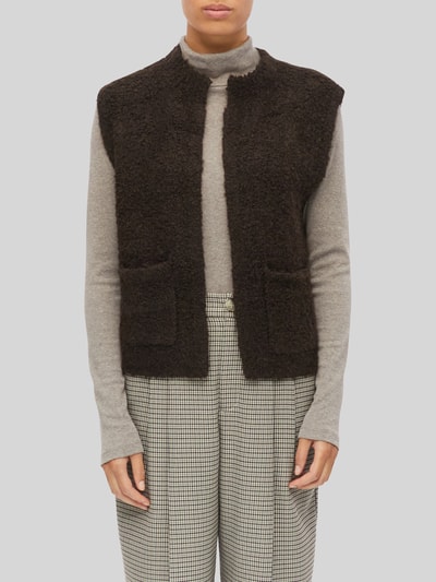 Frauenmodel trägt Regular Fit Strickweste mit Woll-Anteil von s.Oliver RED LABEL in Dunkelbraun, gerade Formen, strukturierte Oberfläche, Nahaufnahme Oberkörper.