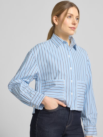 Frauenmodel trägt Loose Fit Langarmbluse aus reiner Baumwolle von s.Oliver RED LABEL, blau-weiß gestreift, Popeline, Nahaufnahme Oberkörper.