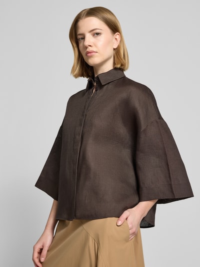 Frauenmodel trägt Boxy Fit Leinenbluse mit 3/4-Arm Modell 'RITO' von MM by Max Mara, Optik: Unifarben, reines Leinen, Ganzkörperansicht von vorne.