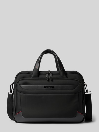 Productfoto, zwarte laptoptas met korte draagband en afneembare schouderband, Model 'Pro-DLX 6' van Samsonite, meerdere hoofdvakken met ritssluiting, binnenvakken, labeldetail, steekvak aan de voorkant, Breedte maat 1: 44 cm, Lengte 31 cm, Diepte 12 cm, schouderbandlengte 128 cm.